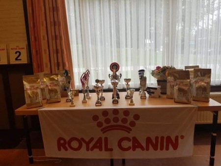 De te winnen bekers en voer van onze sponsor Royal Canin